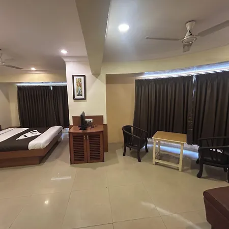 Hotel Lucky Near Nesco