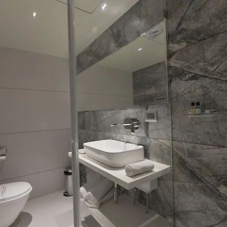 Airlink Hotel 3*