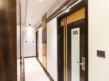 Causeway, Colaba Hotel
