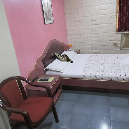 Everest Hotel *