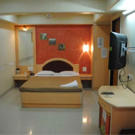 Treebo Cruz Royale Santacruz West 3*
