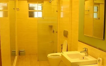 Hotel Bentley Marine Drive 2*