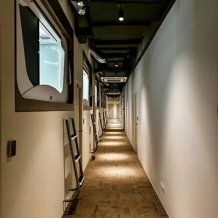 Capsule hotel Urbanpod 3*