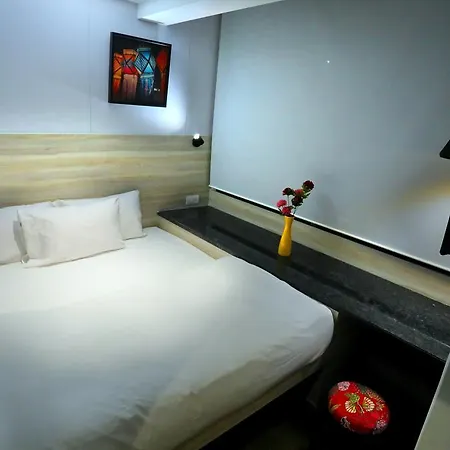 Capsule hotel Urbanpod 3*