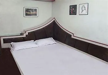 Everest Hotel *