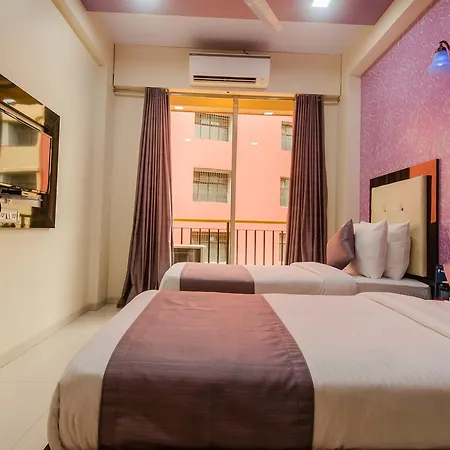 Hotel Oyo 9326 Om Sai Residency 3*