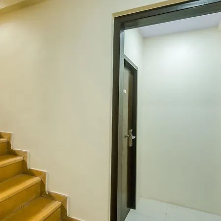 Hotel Oyo 9326 Om Sai Residency