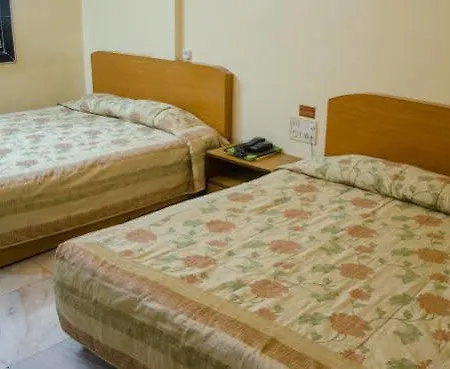 Highway Andheri East Hotel 3*