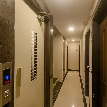 Oyo 9748 Girgaon Palace Hotel
