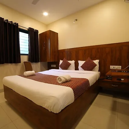 Hotel Oyo 8757 Prakash Mumbai
