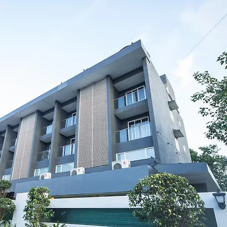 Oyo Townhouse 16 International Airport 4*