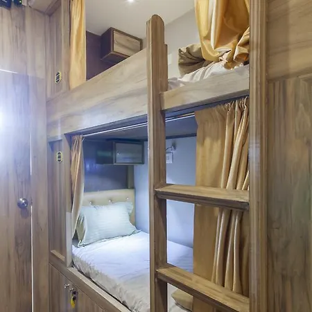 Hostel Abza Deluxe Mumbai