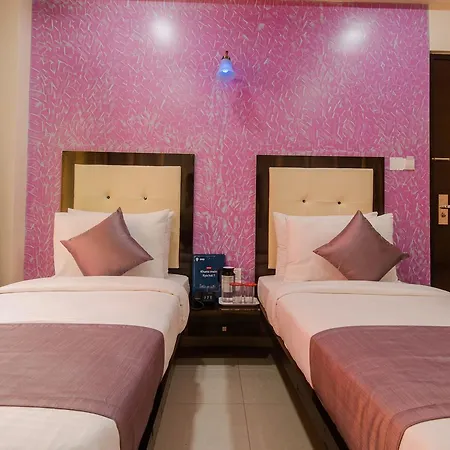 Oyo 9326 Om Sai Residency Hotel 3*