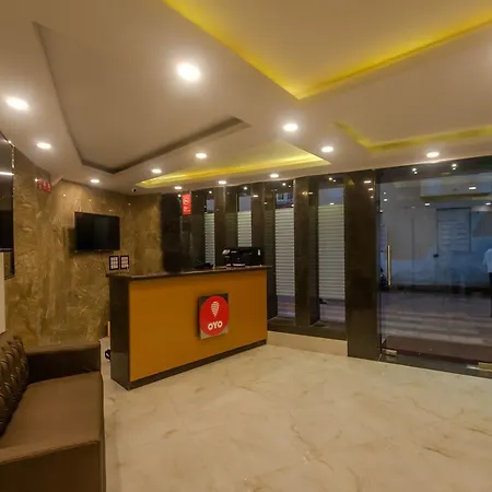 Oyo 9748 Girgaon Palace Hotel