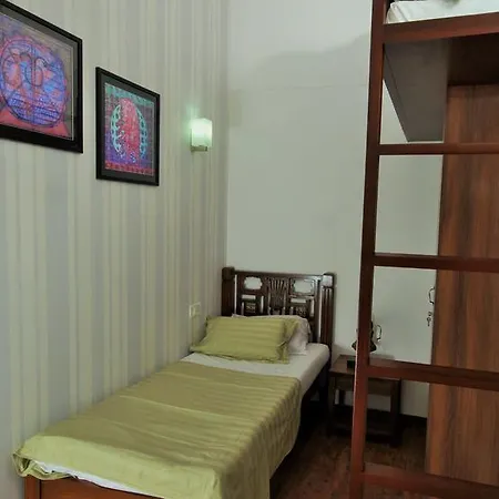 Carlton - Behind Taj Mahal Palace Colaba 2*