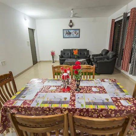 Bed & Breakfast Aristo Room, - Near Kokilaben Dhirubai Ambani Hospital For Family Only, Mumbai