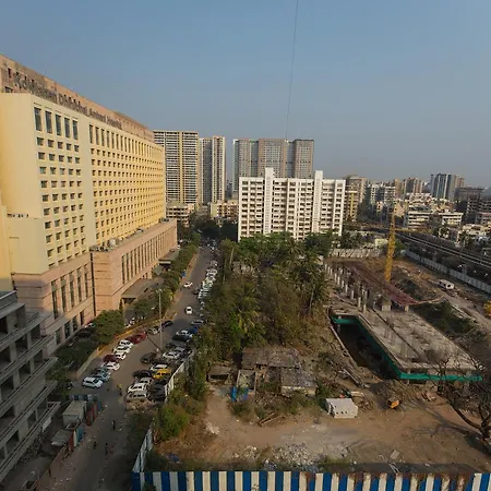 Aristo Room, - Near Kokilaben Dhirubai Ambani Hospital For Family Only, Bed & Breakfast