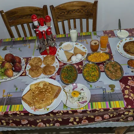 Bed & Breakfast Aristo Room, - Near Kokilaben Dhirubai Ambani Hospital For Family Only, 3*