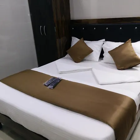 Oyo 7481 Plaza Mumbai