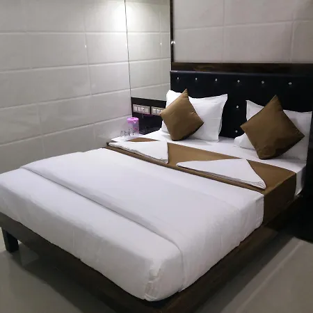 Oyo 7481 Plaza Hotel 2*