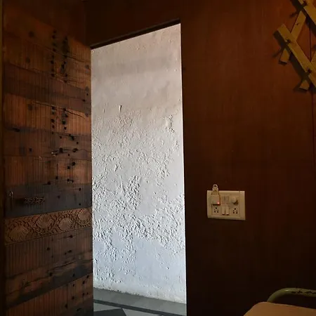 Hostel Vasantashram Cst Mumbai, Free Wifi With 1940s Retro Vibe *