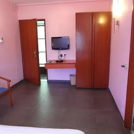 Hotel Jayshree Domestic Airport 3*
