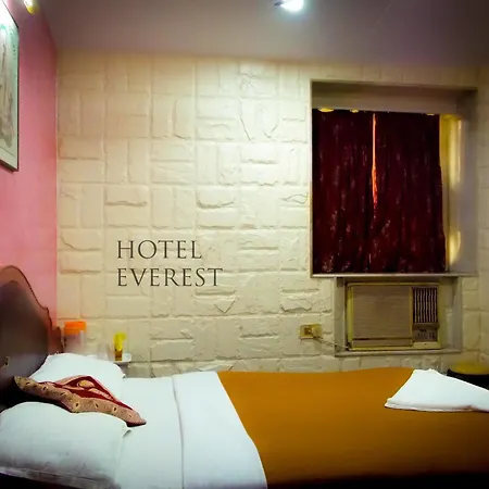 Everest Hotel *