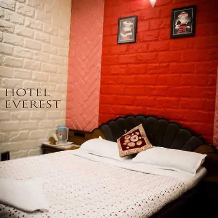 Everest Hotel *