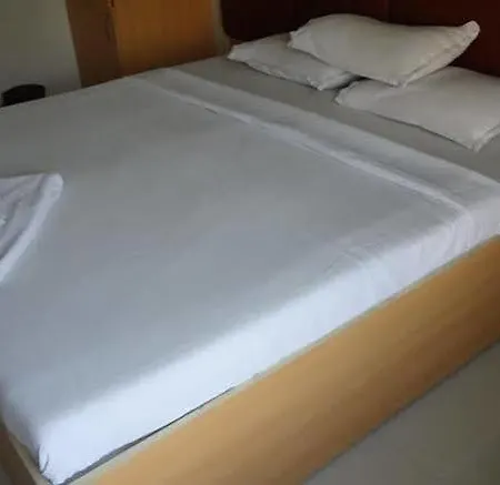 Hotel Treebo Cruz Royale Santacruz West