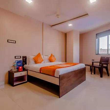Oyo 9748 Girgaon Palace Hotel