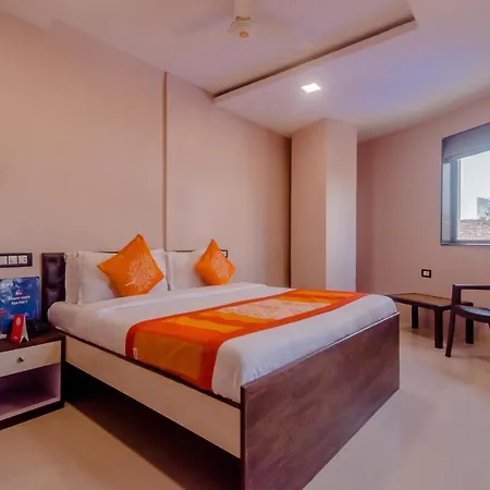 Oyo 9748 Girgaon Palace 3*