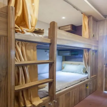 Hostel Abza Deluxe Mumbai