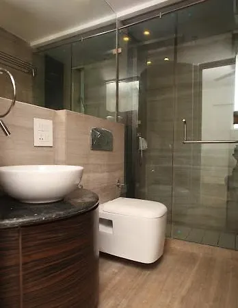 Laurent & Benon - Santacruz East Aparthotel