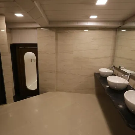 Capsule hotel Qubestay Airport Capsule & 3*