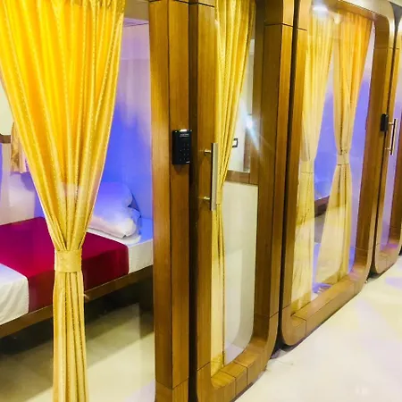 Capsule hotel Qubestay Airport Capsule &