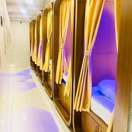 Capsule hotel Qubestay Airport Capsule &
