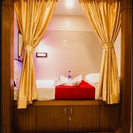 Qubestay Airport Capsule & Capsule hotel