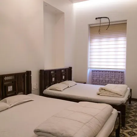 Carlton - Behind Taj Mahal Palace Colaba 2*