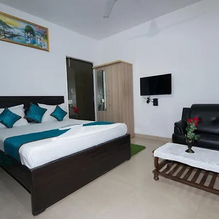 Bed & Breakfast Aristo Room, - Near Kokilaben Dhirubai Ambani Hospital For Family Only,