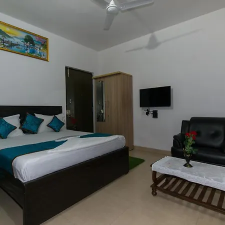 Bed & Breakfast Aristo Room, - Near Kokilaben Dhirubai Ambani Hospital For Family Only, 3*