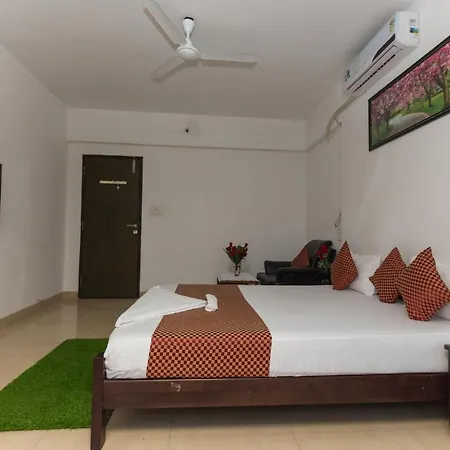 Aristo Room, - Near Kokilaben Dhirubai Ambani Hospital For Family Only, 3*
