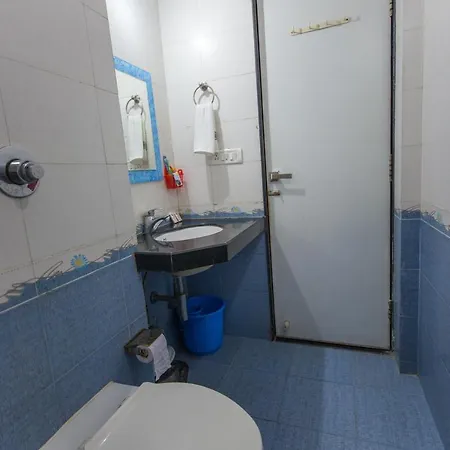 Aristo Room, - Near Kokilaben Dhirubai Ambani Hospital For Family Only, 3* Mumbai