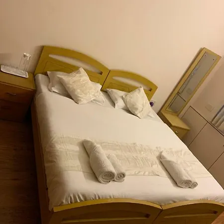 Pinaki Comfort , Bandra Bed & Breakfast Mumbai