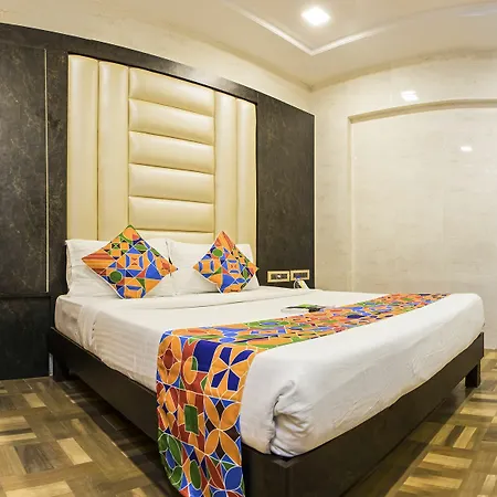 Vaccinated Staff - Oyo 22055 Dadar Residency Hotel
