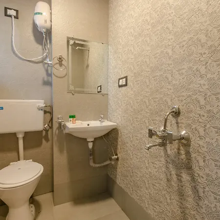 Oyo 9748 Girgaon Palace Hotel Mumbai