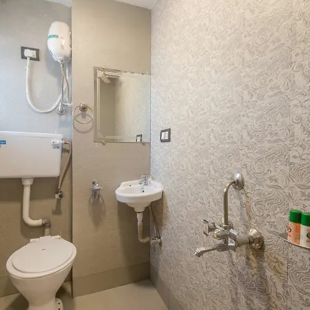 Hotel Oyo 9748 Girgaon Palace