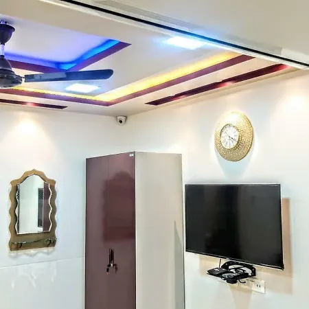Cozy Furnished One Block From The Ocean Mumbai