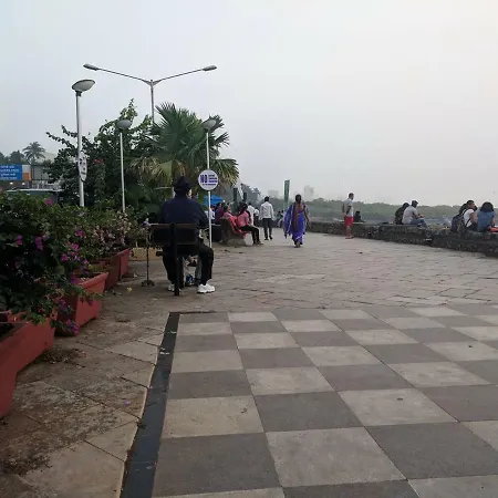 Cozy Furnished One Block From The Ocean Mumbai