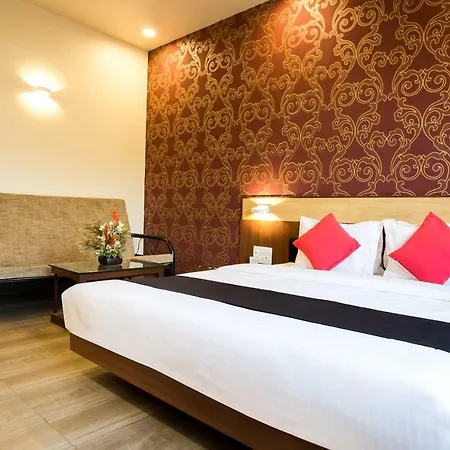 Capital O 36119 Royal Garden & Lawns Hotel 3*