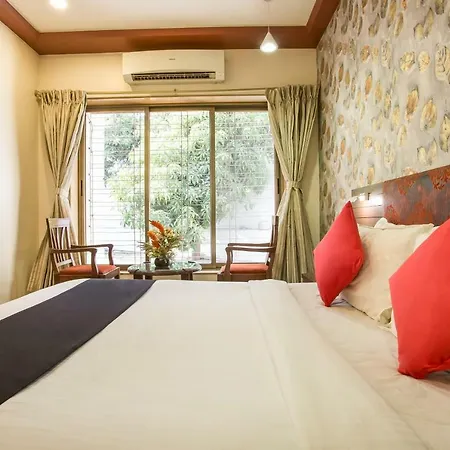 Hotel Capital O 36119 Royal Garden & Lawns 3*